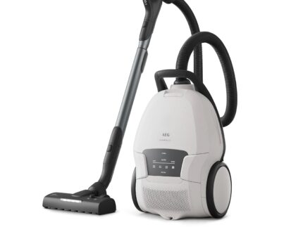 AEG Ultimate 8000 Staubsauger mit Beutel, Testsieger der Stiftung Warentest, hohe Saugleistung, Auto-Modus, Alle Böden, 48% Recyclingkunststoff, 3in1 Düse, HEPA-Filtration, 12m, LED-Licht, AB81U1SW